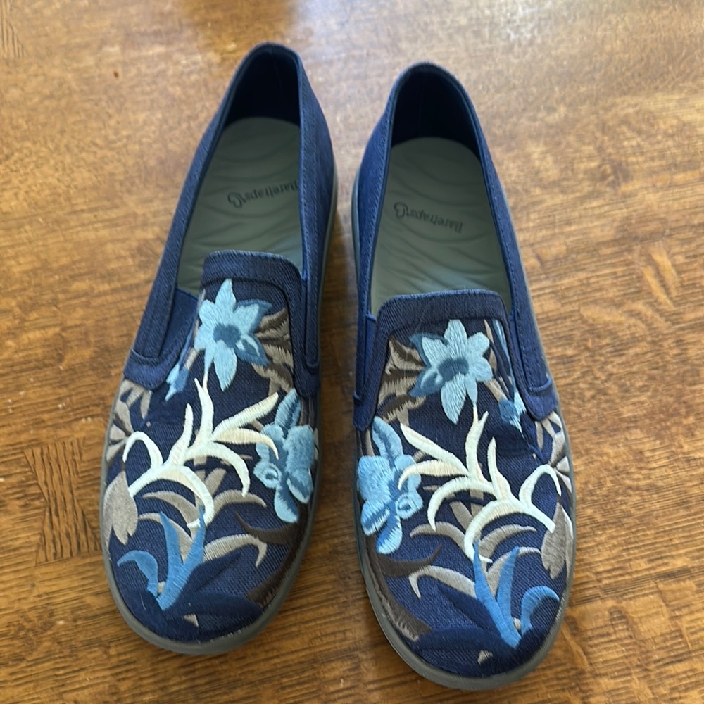 Women's Baretraps® Bonaire Embroidered Slip-On Sneaker size 9.5 wide.